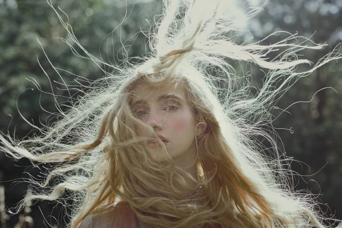 красивые волосы летом. ветер растреплет волосы. волосы развеваются на ветру. ветер растреплет волосы. развивающиеся волосы.