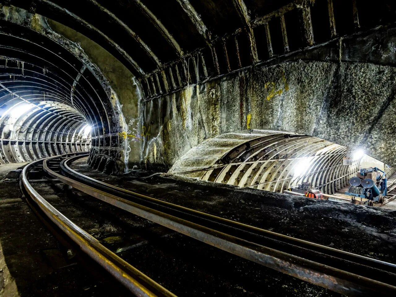 Underground line. Лондонская почтовая железная дорога. лондонский метрополитен. туннель для машин. northern line london underground.