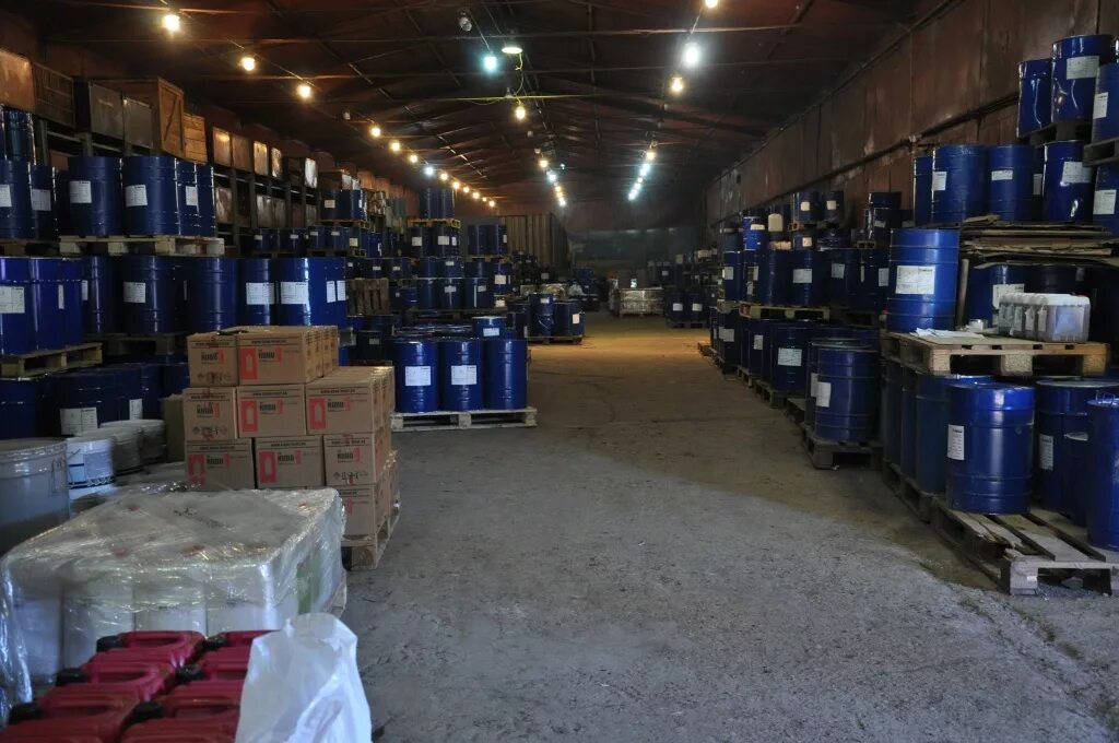 Стеллажи для лакокрасочных материалов. Склад стройматериалов. Промышленные краски. Хранение лкм. Хранение лакокрасочных материалов.