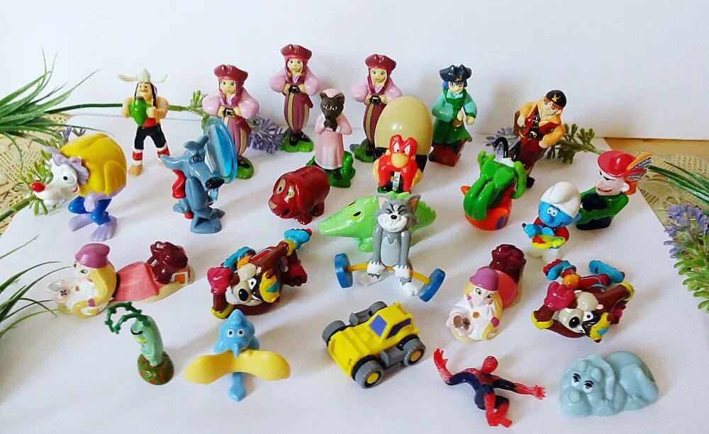 Киндер сюрприз игрушки. Игрушки из киндеров. Коллекция игрушек из Киндер сюрприза. Коллекция игрушек в детском саду. Toy collection