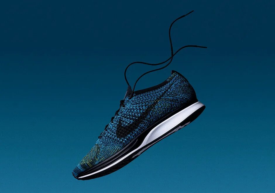 Черно синие найки. Nike Flyknit подошва. Nike Blue Racer. Nike Flyknit PNG. Кроссовки на голубом фоне.