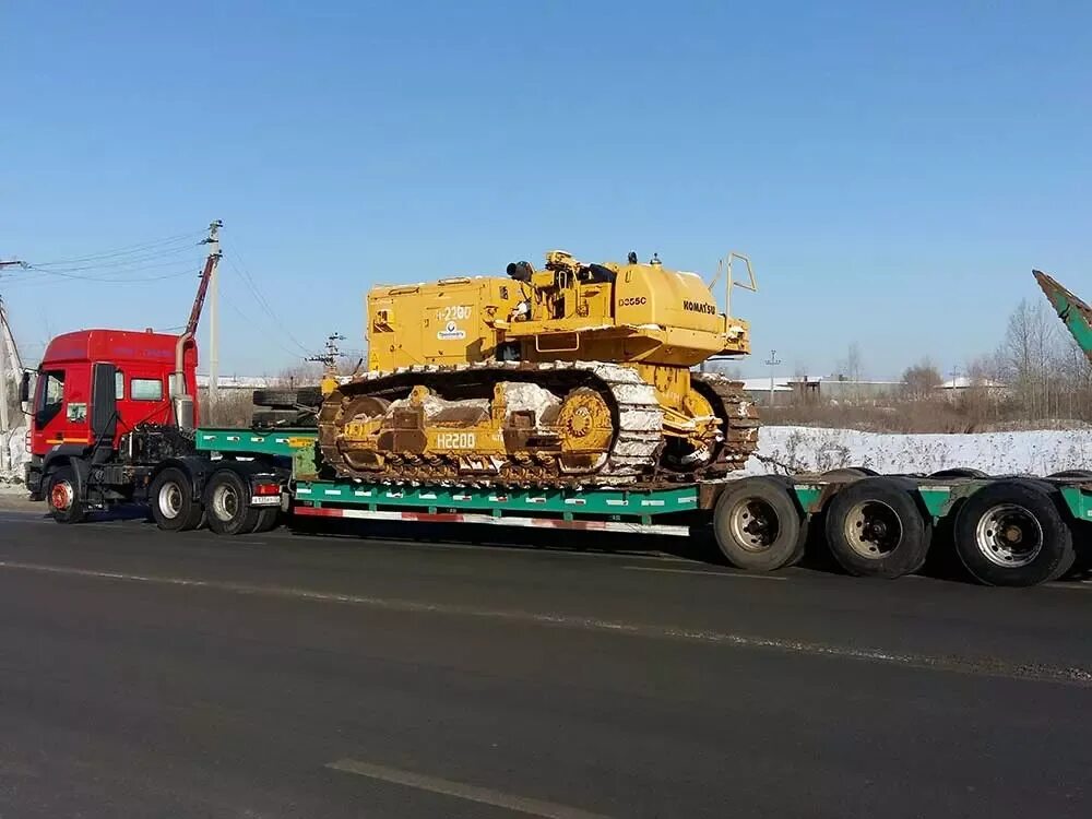 Перевозка гусеничной техники. Komatsu d-375 а-5 на трале. komatsu 895 на трале. d355 komatsu трубоукладчик на трале. перевозка бульдозера на трале.