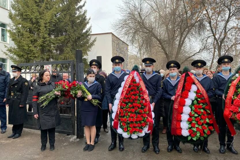 Прощание братьев. Торжественная церемония прощания. Траурное прощание с военнослужащими.