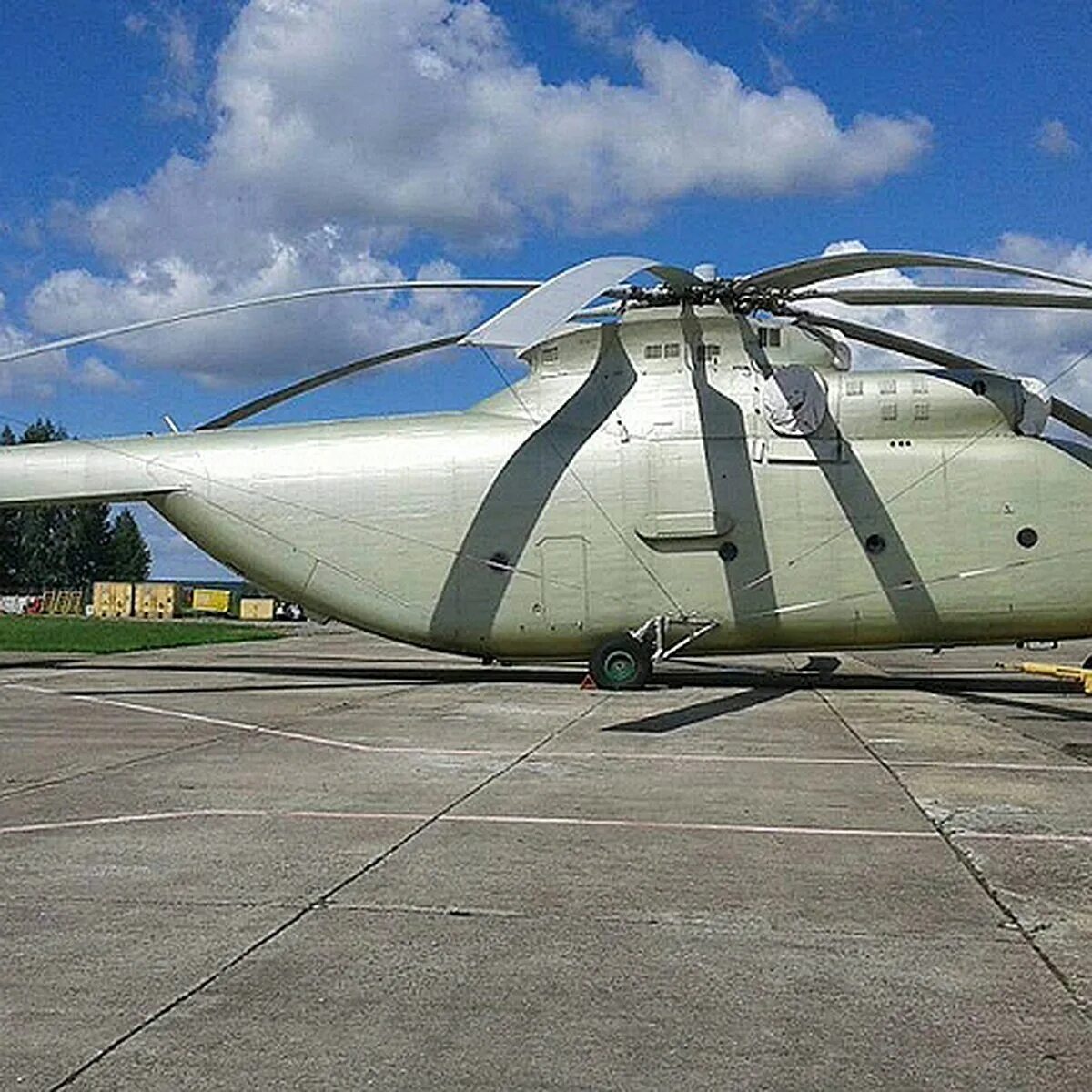 Вертолёт ми-26. Самый большой вертолёт в мире ми 26. Грузовой вертолёт ми-26. Ми 26 грузоподъемность тонн.