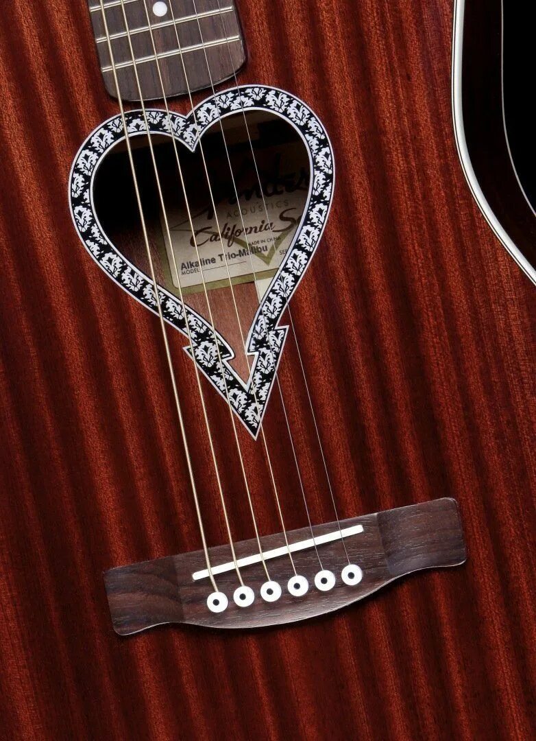 Трио гитар. Fender Alkaline Trio Malibu. Гитара сердце. Гитара сердечко. Электрогитара сердце.