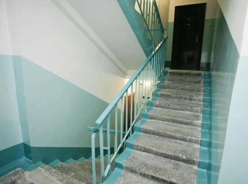 Тсж подъезд. Бирюзовый подъезд. Пр октября 28. Бежевые стены в подъезде. П 30 подъезд.