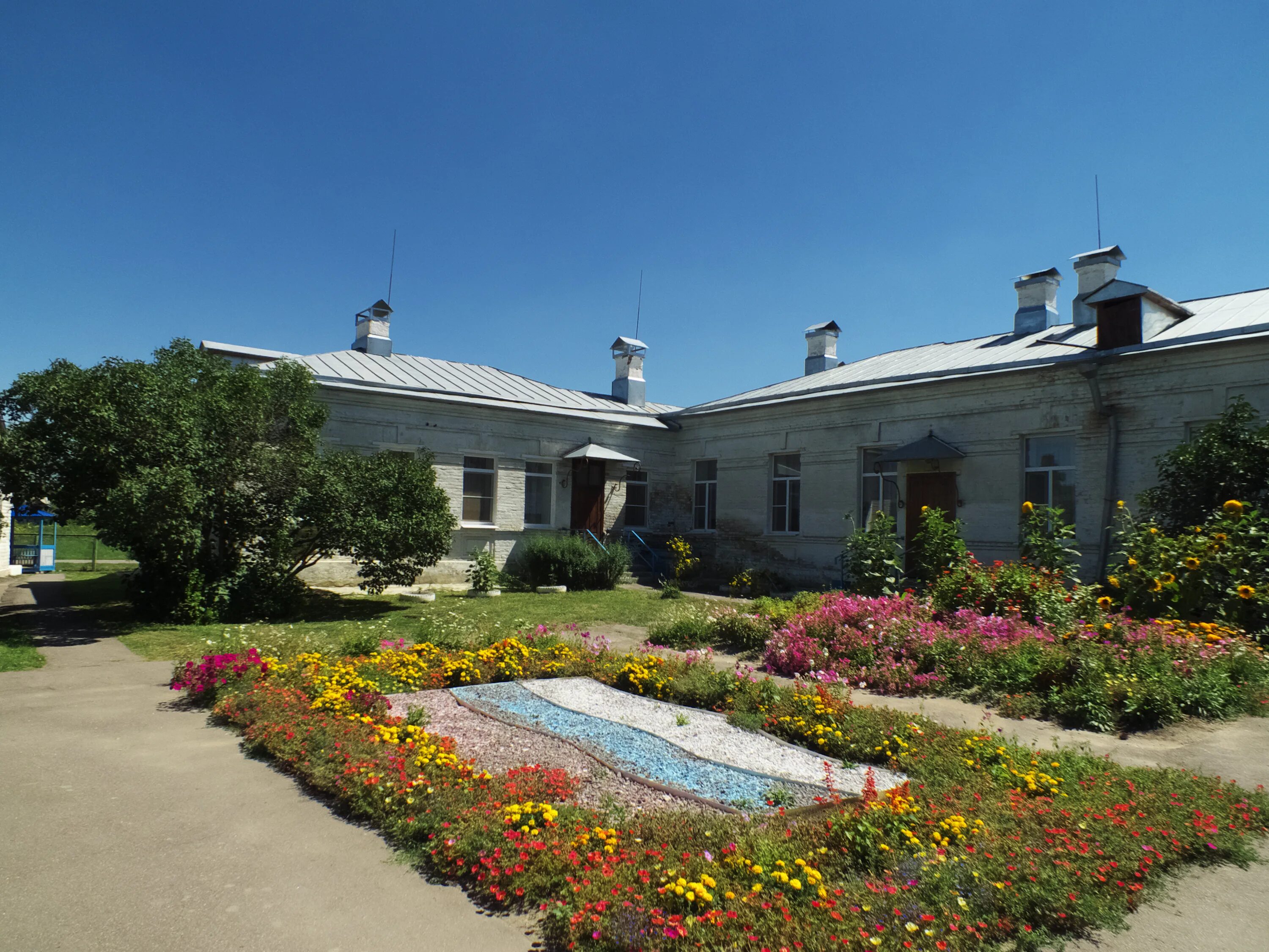 Двор больницы. Особняке марселя дассо. Красивый госпиталь. Кривоносовская больница россошанский район. Дворы парижа.