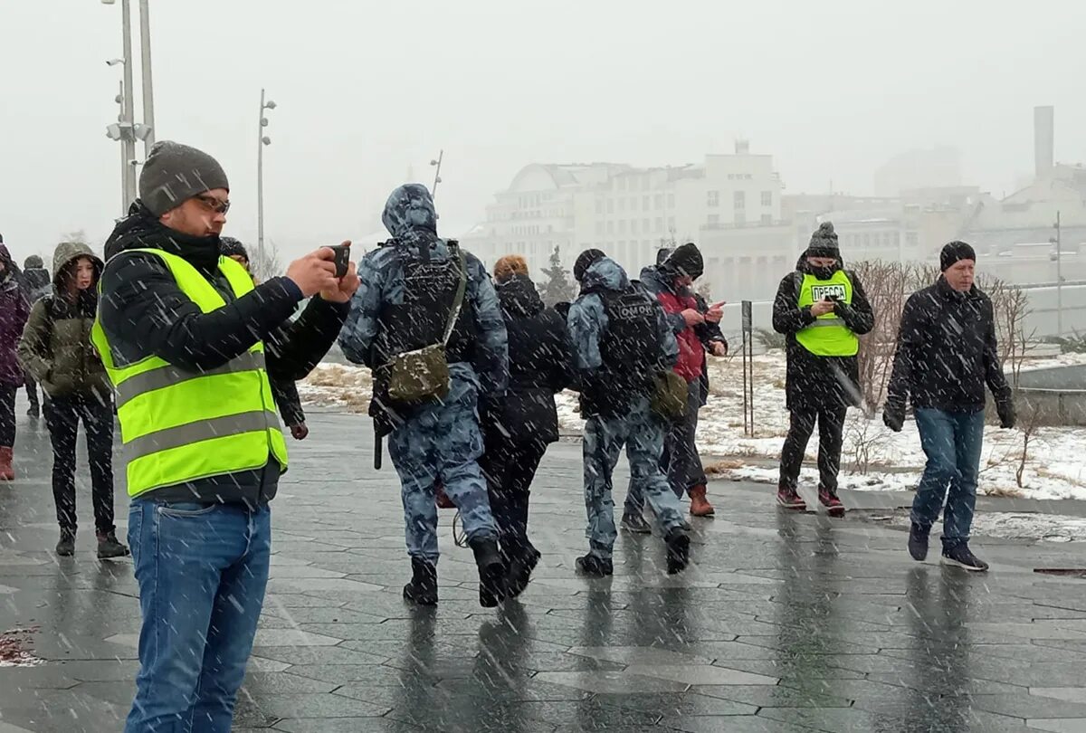 Сильные новости в москве. Задержание протестующих в Москве. Журналисты и полиция. Последние события в Москве. Апрель протестует в Москве.