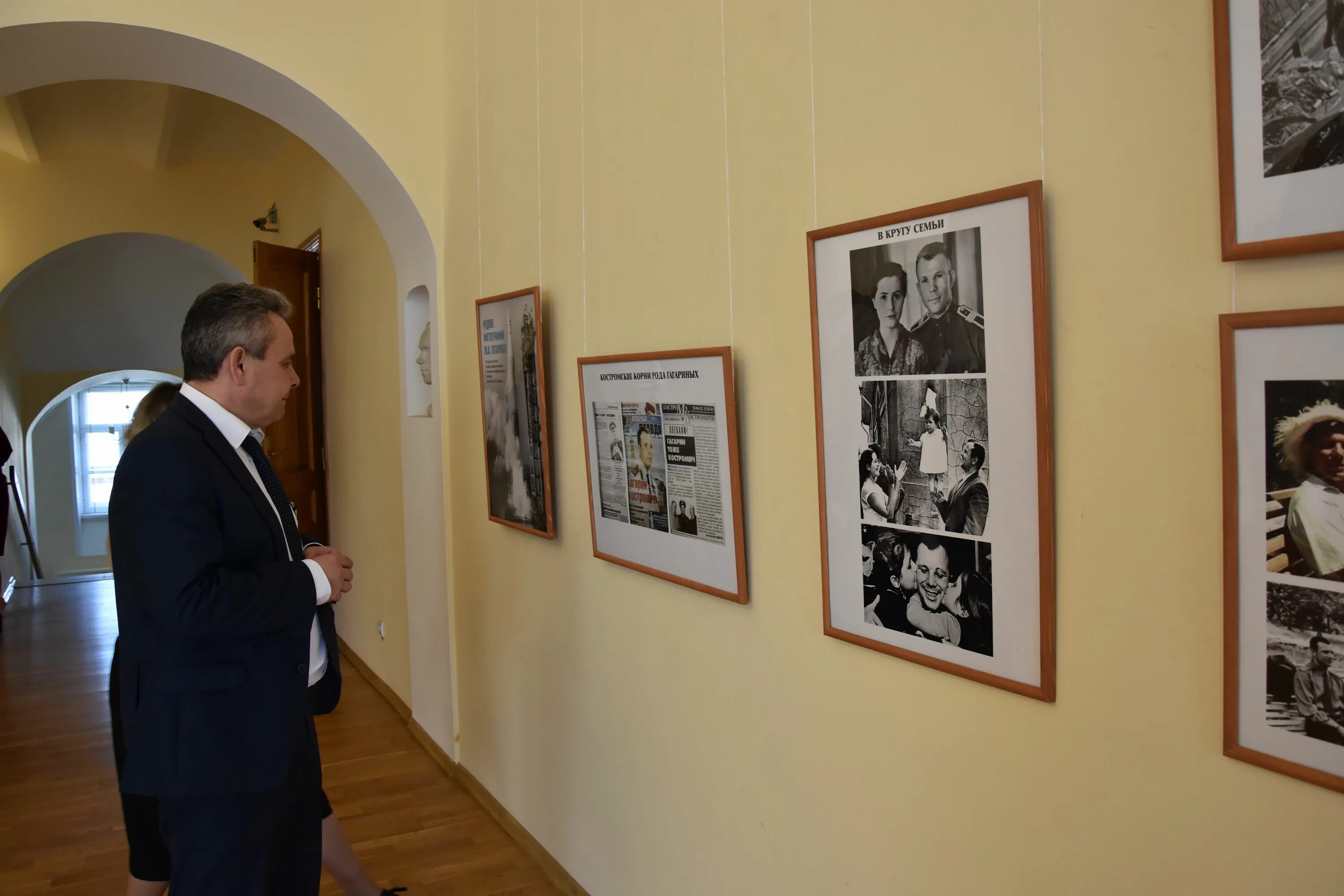 На фото выставке представлено. Фотовыставки в Костроме. Выставка Гагарин. Выставка наш Гагарин.