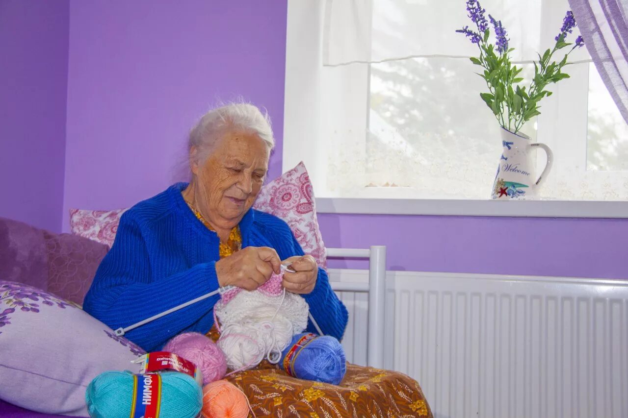 Содержание в домах престарелых. Пожилые люди. бабушка в доме престарелых. дом пенсионеров. жильё для пенсионеров.