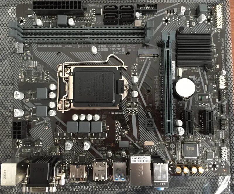 Плата под i3 10100f. Gigabyte h410m s2h. материнская плата gigabyte h410m h. материнская плата lga1200 gigabyte h410. материнская плата gigabyte h410m h v2.
