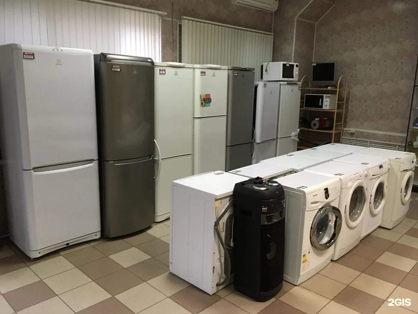 магазины б/у бытовой техники. стиральные машинки много. магазин б у техники. магазин б у техники. магазины б/у бытовой техники.