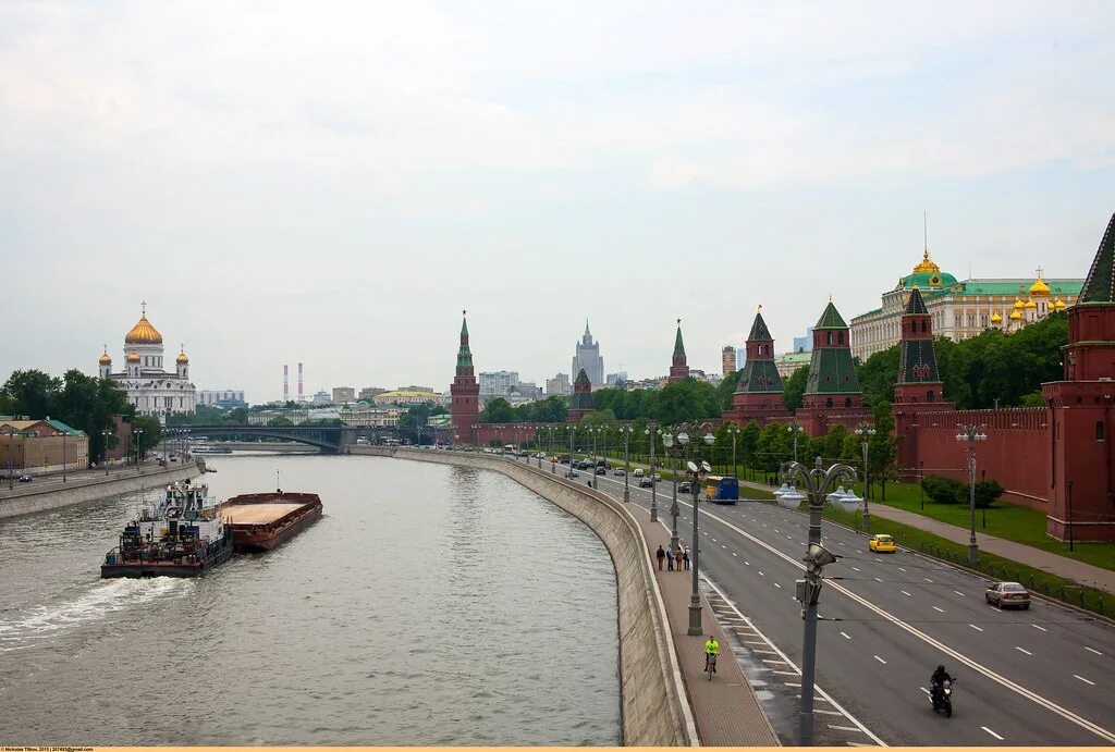 Вид на храм Христа Спасителя с Москворецкого моста. Москва река и люди. Использование Москвы реки человеком. Две башни в Москве вид с Москвы-реки. Реки москвы 2 класс