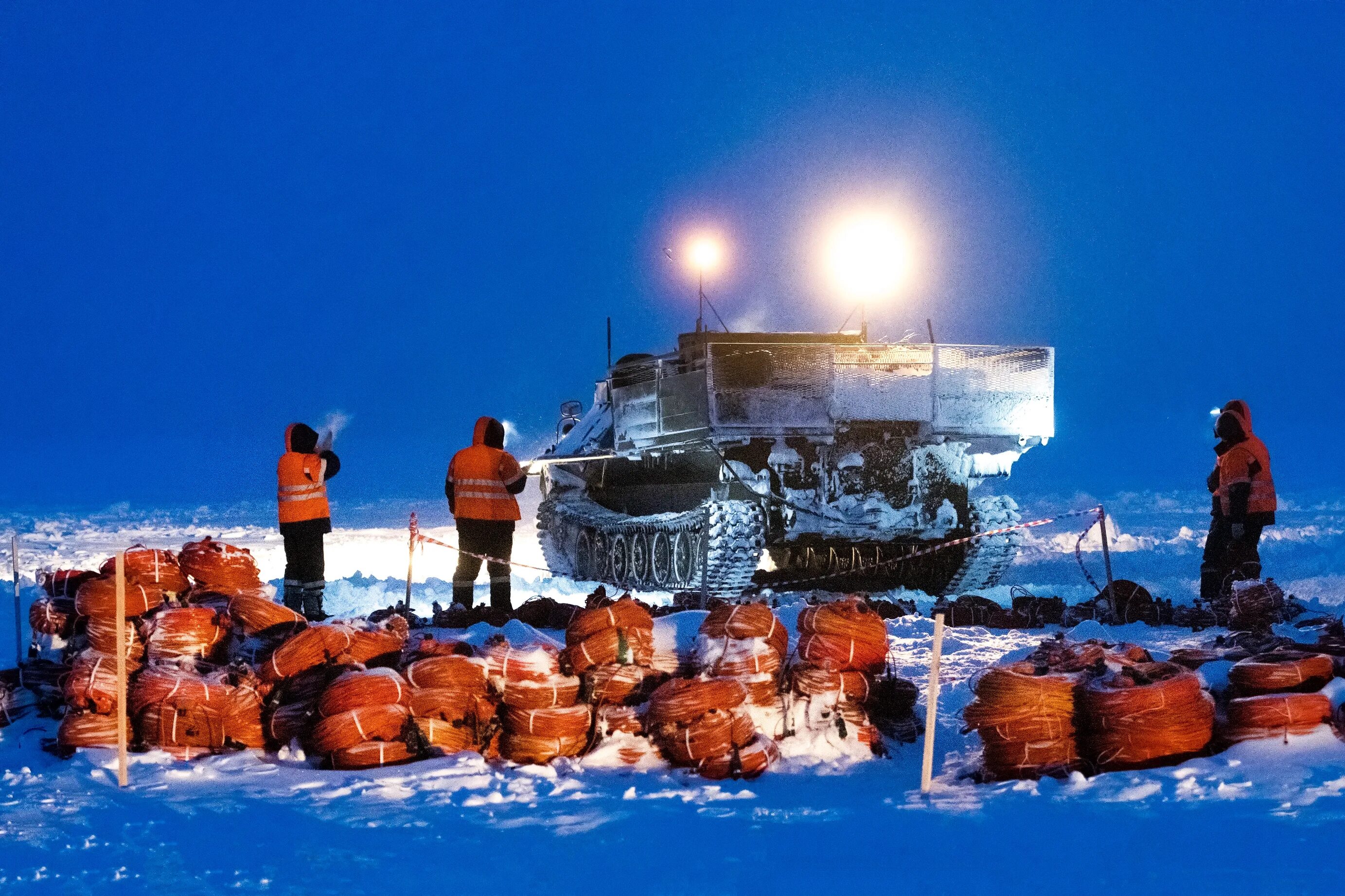 Работа на крайнем севере от прямых. Работники крайнего севера. Работа на крайнем севере от прямых. Работа на крайнем севере от прямых. Работа на крайнем севере от прямых.