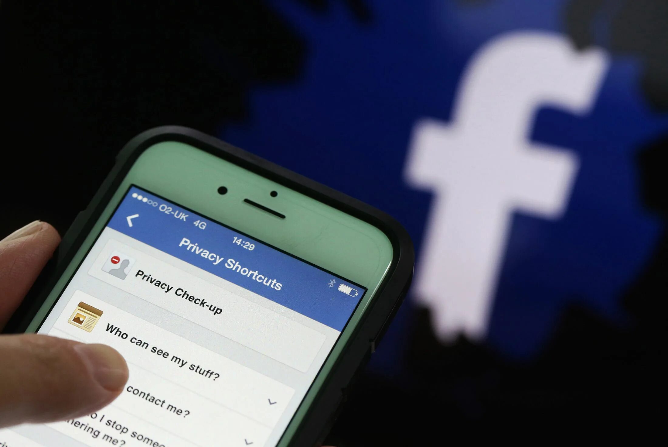 Facebook go. Facebook. facebook пользователи. фейсбук картинки. facebook на телефоне.