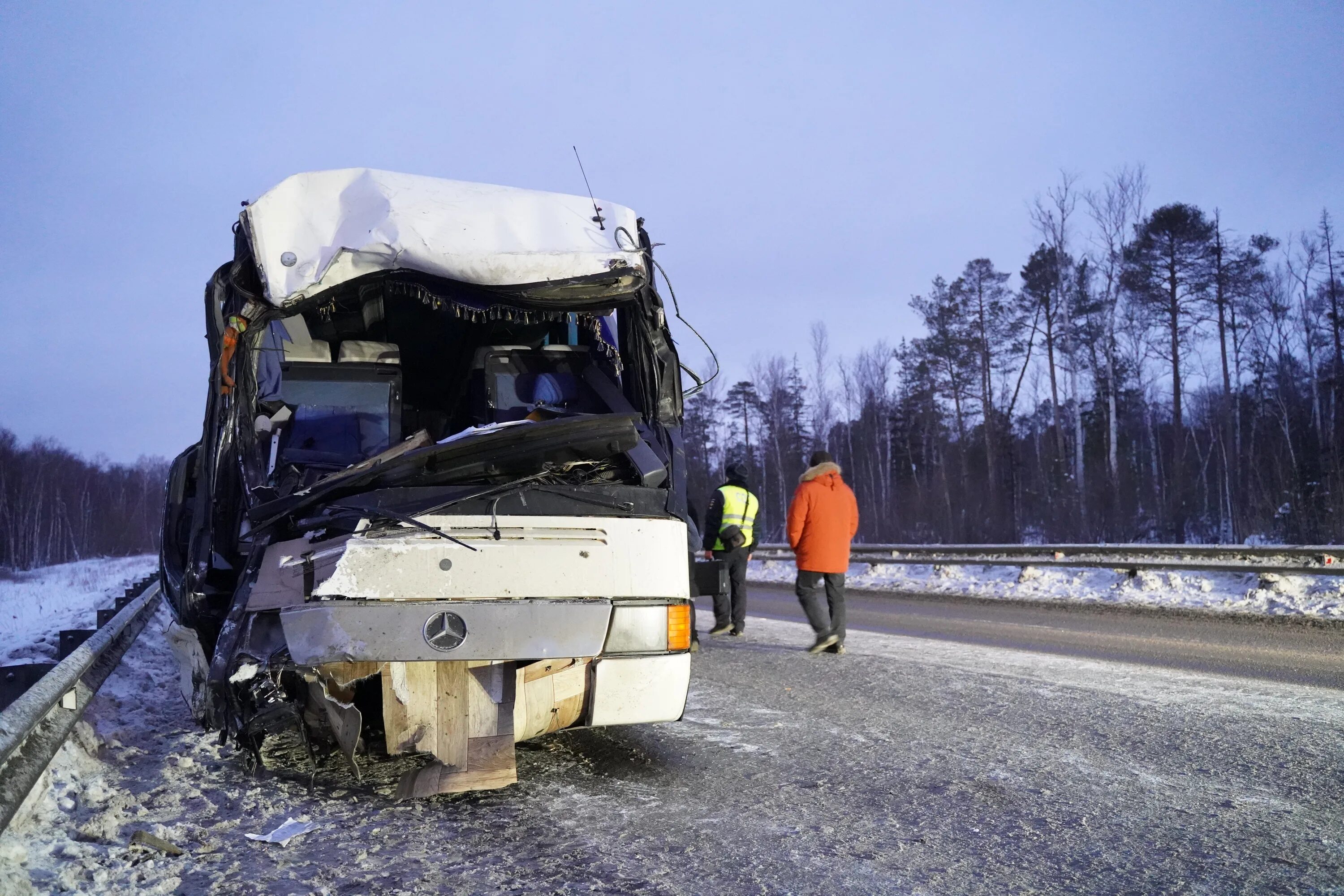 Дтп микроавтобусом. Дтп микроавтобусом. Форд транзит 1 в кювете. Дтп микроавтобусом. Авария микроавтобуса ростовская область.
