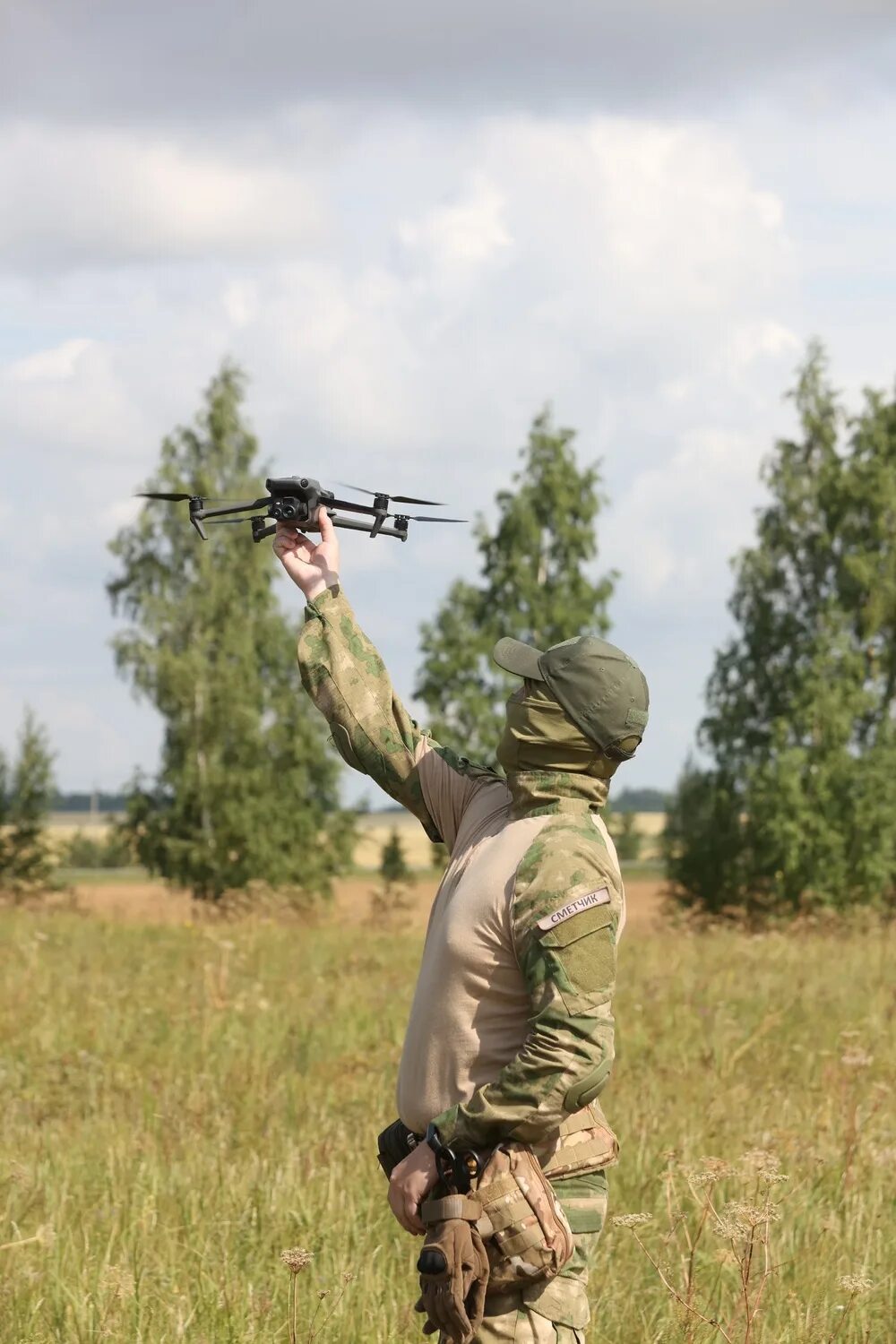 Оператор беспилотных. Кадры с бпла. военнослужащий управляет дроном. курсы оператора бпла.