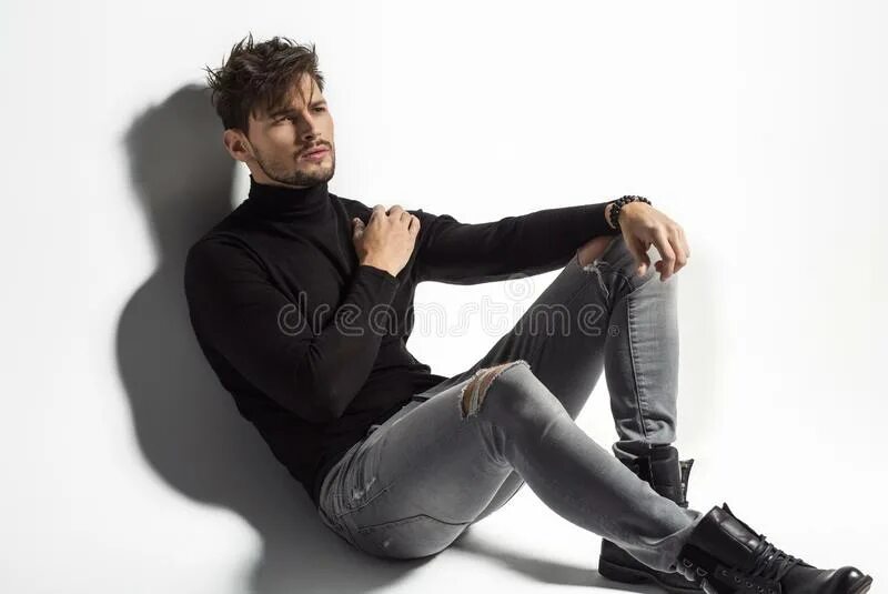 Парень сидит на полу. Парень в джинсах сидит. Красивый мужчина лежит. Парень сидит на полу. Креативный мужской портрет.