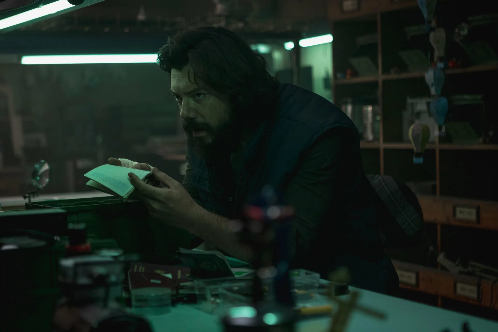 убийцы цветочной луны фильм. крис хемсворт 2020 extraction. кадр из фильма. крис хемсворт extraction 2. ограбление из будущего 2023 фильм.