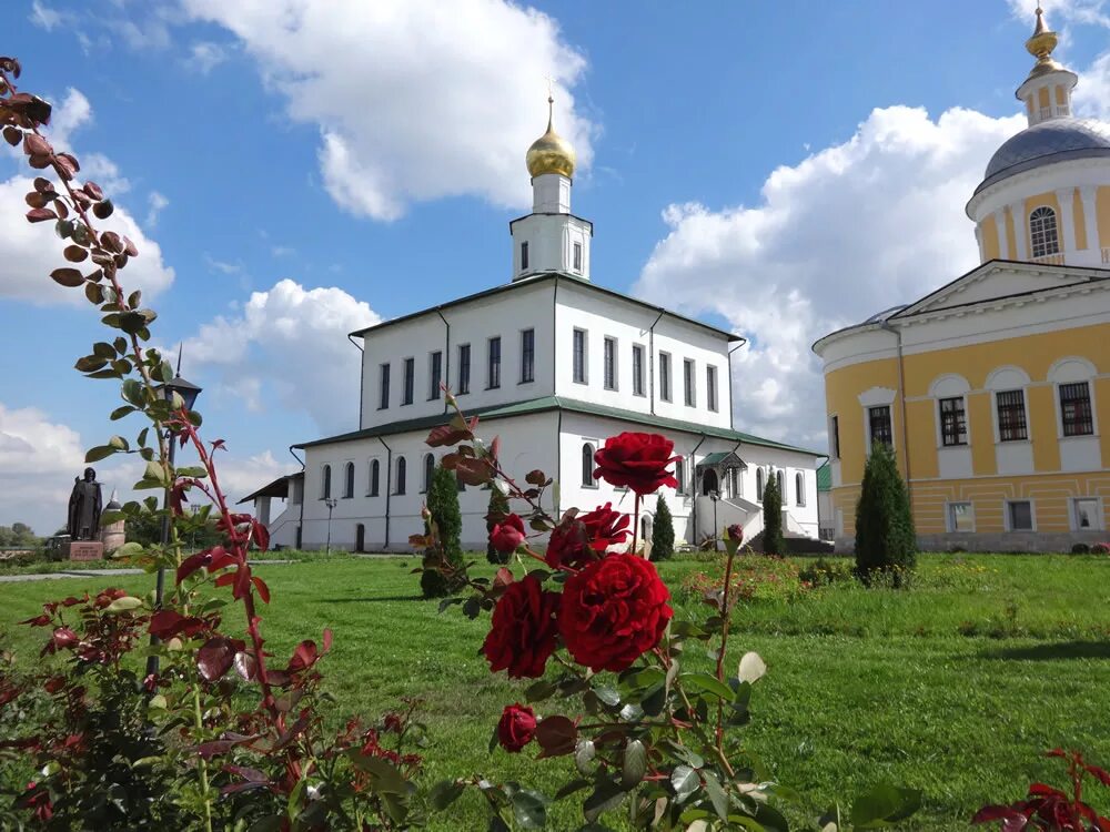 Святыни коломенского. Богоявленский Старо-Голутвин монастырь. Коломна монастырь Старо Голутвинский. Богоявленский Старо-Голутвин мужской монастырь (Московская область. Богоявленский Голутвинский монастырь в Коломне.