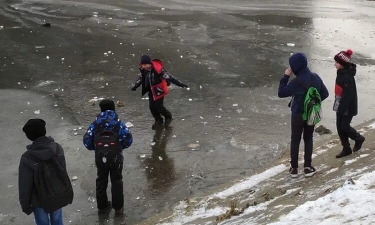 Чуть не привела к беде. Молодой лед. Двое подростков в Новокузнецке провалились под лед. Мальчик в Ишиме провалился под лёд.