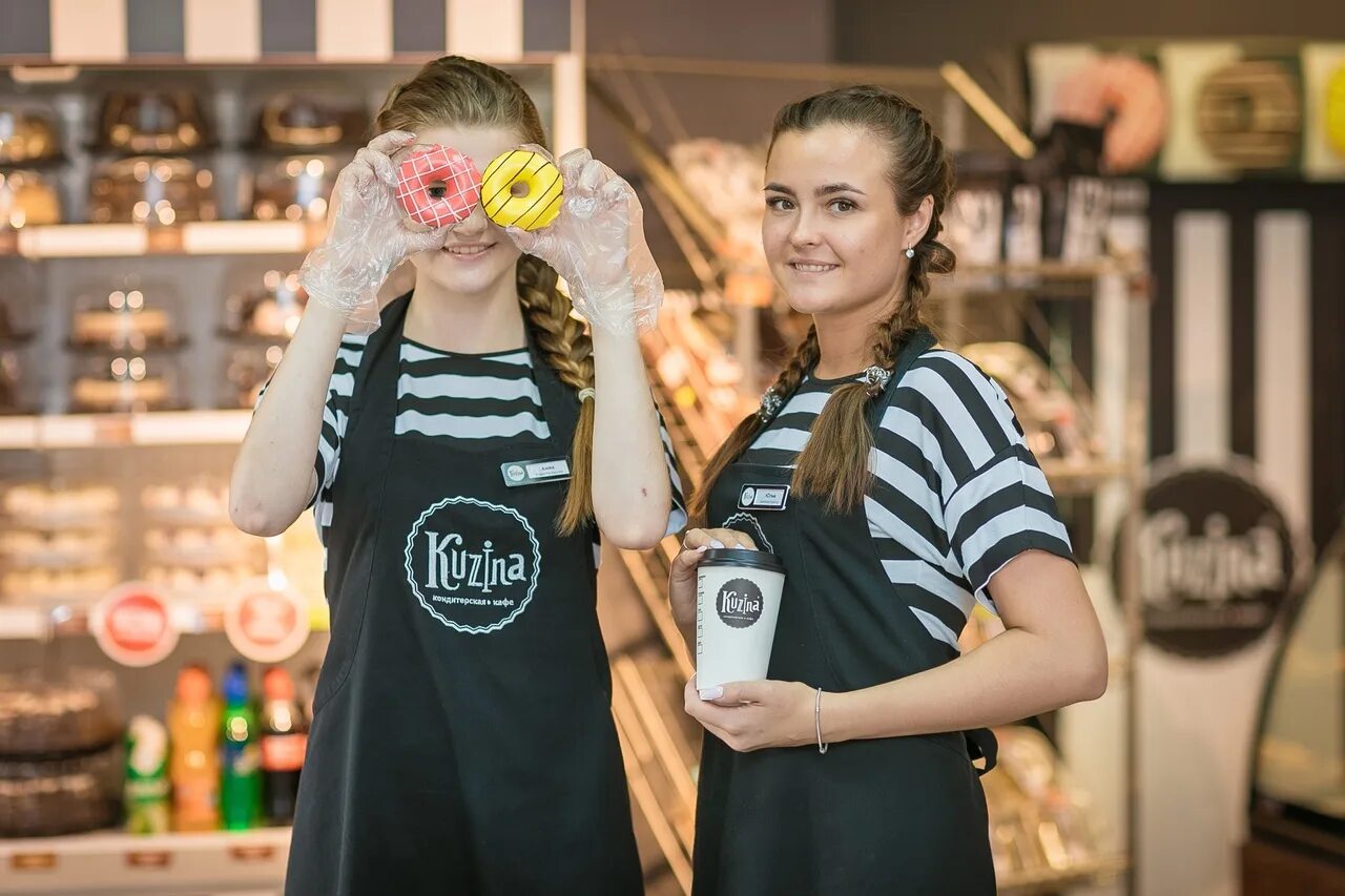 Кухонный работник в пекарне. Работа новосибирск женщины продавец. Кассир магнит. Сотрудники магазина. Девушка продавец.