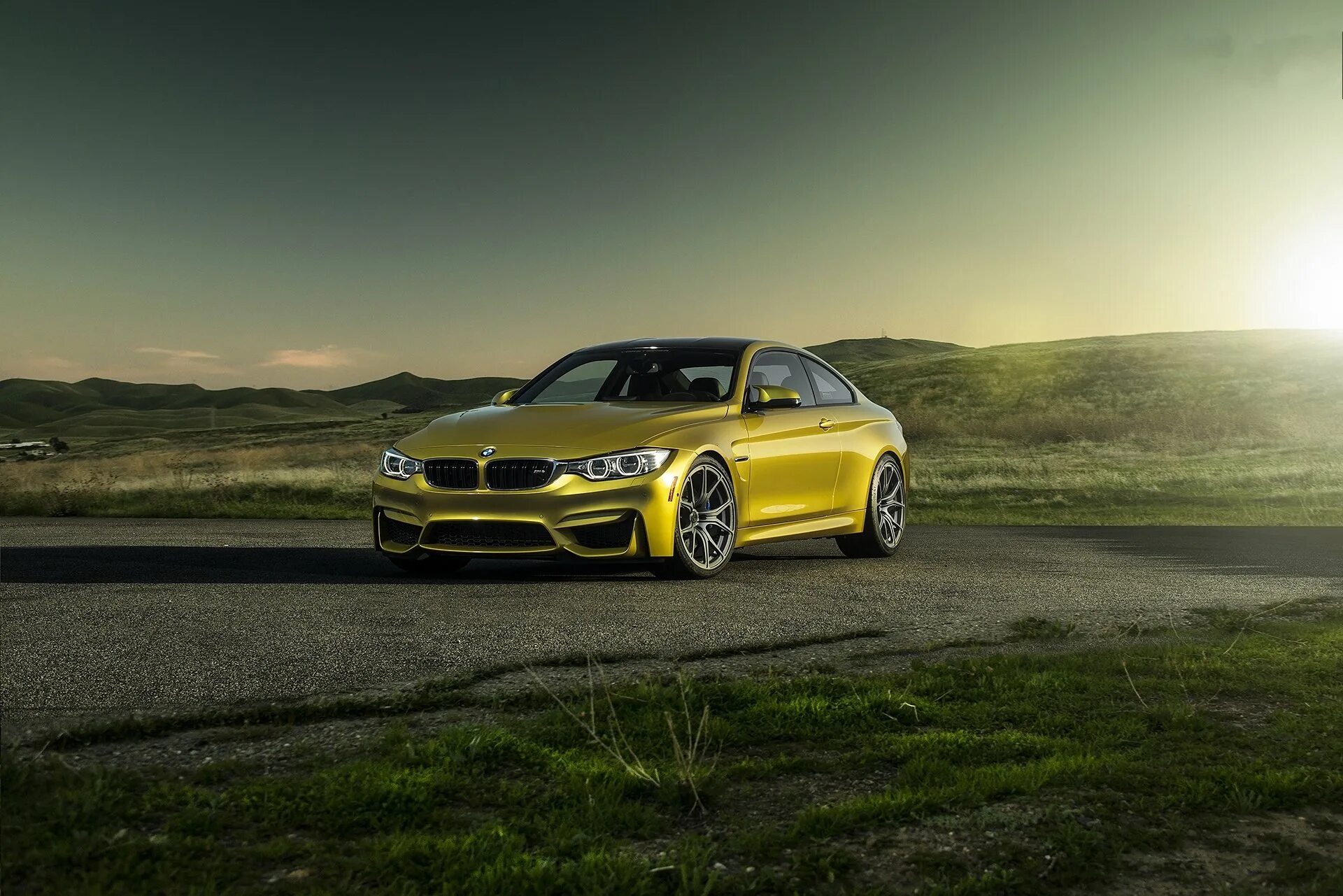 Бмв м4 обои. БМВ м4. BMW m4 Coupe. БМВ м4 2022. BMW m4 f82 Austin Yellow 2014.