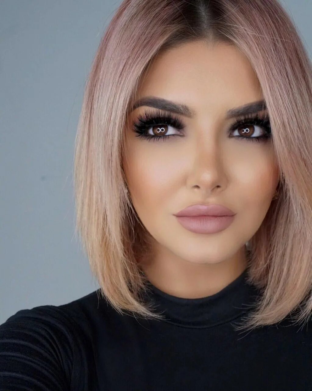 в какой покрасить волосы с карими глазами. ариана гранде. пепельный блонд с карими глазами. чёрные волосы с седыми прядями. красивый цвет волос.