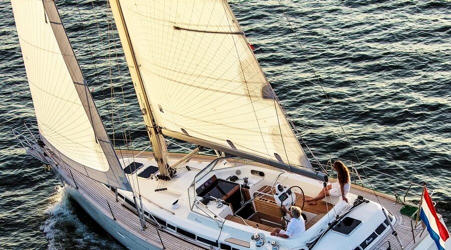Блумер яхта. C-yacht 1250i. кокпит парусной яхты. яхты с центральным кокпитом парусные. парусная яхта 26 футов.