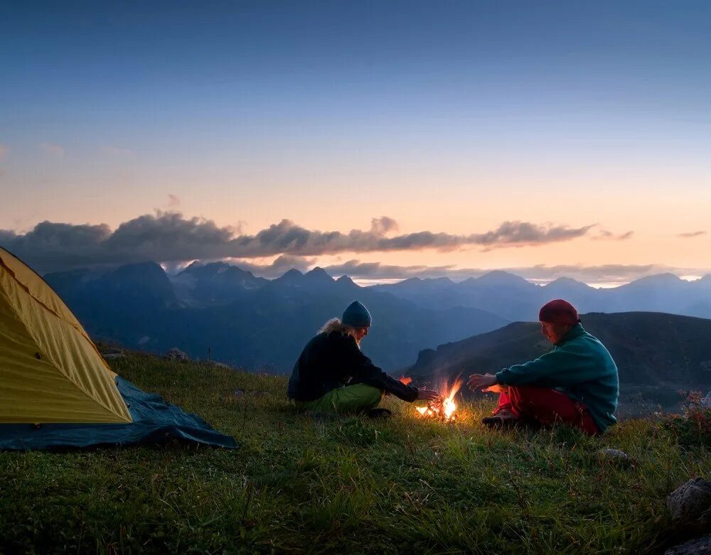 Camping php. Туристическая палатка на природе. Палатка в горах. Туризм с палатками. Палатка костер.