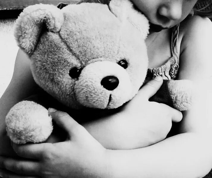 Мишка обнимает. Мышки обнимаются. Два мишки. Мишки обнимашки. Объятия мишки.