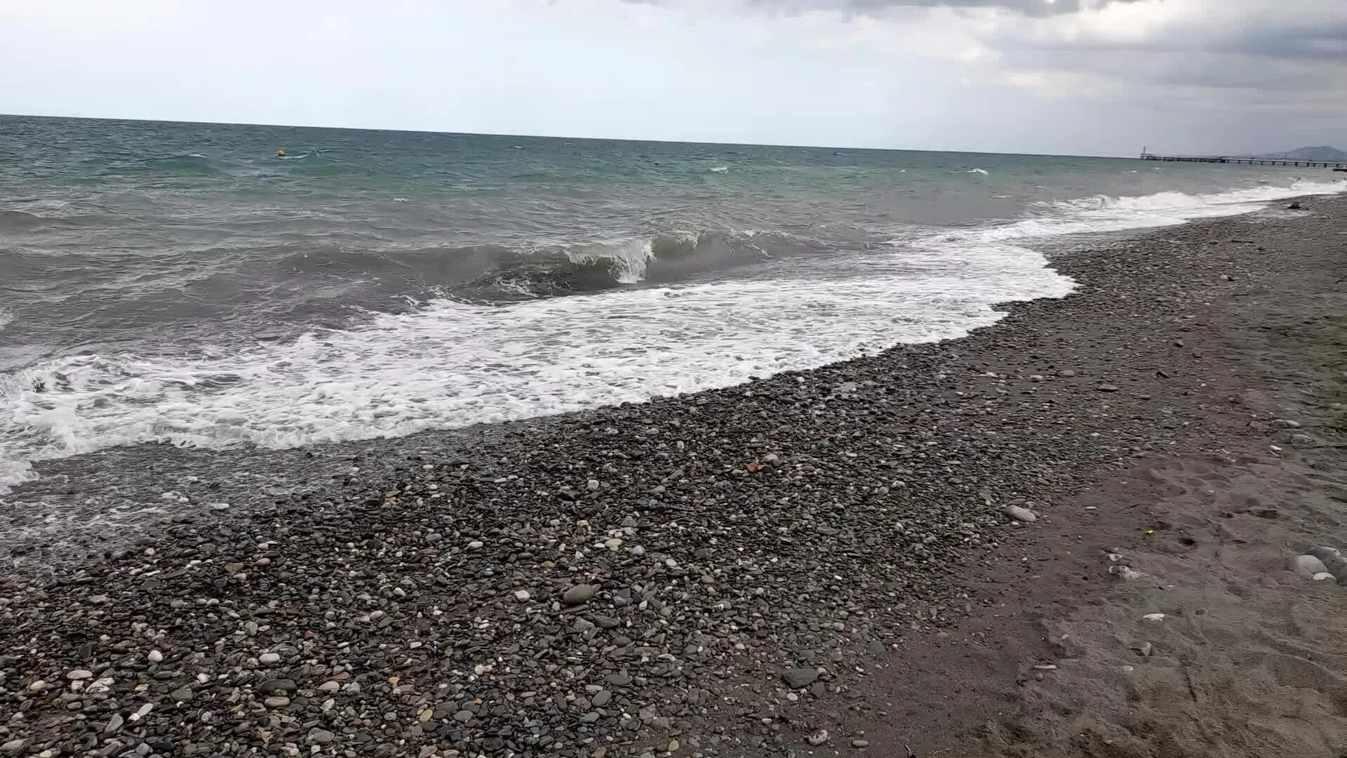 Черное море Адлер. Море в Адлере сейчас. Горизонт Адлер пляж. Адлер море сегодня.