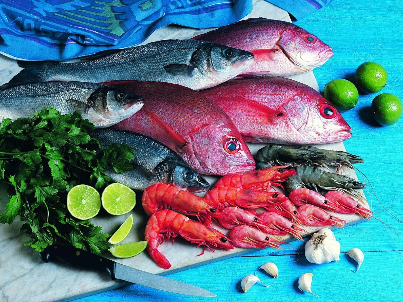 Сырая рыба много. Рыба и морепродукты. мор рыбы. свежая рыба. свежемороженая рыба.