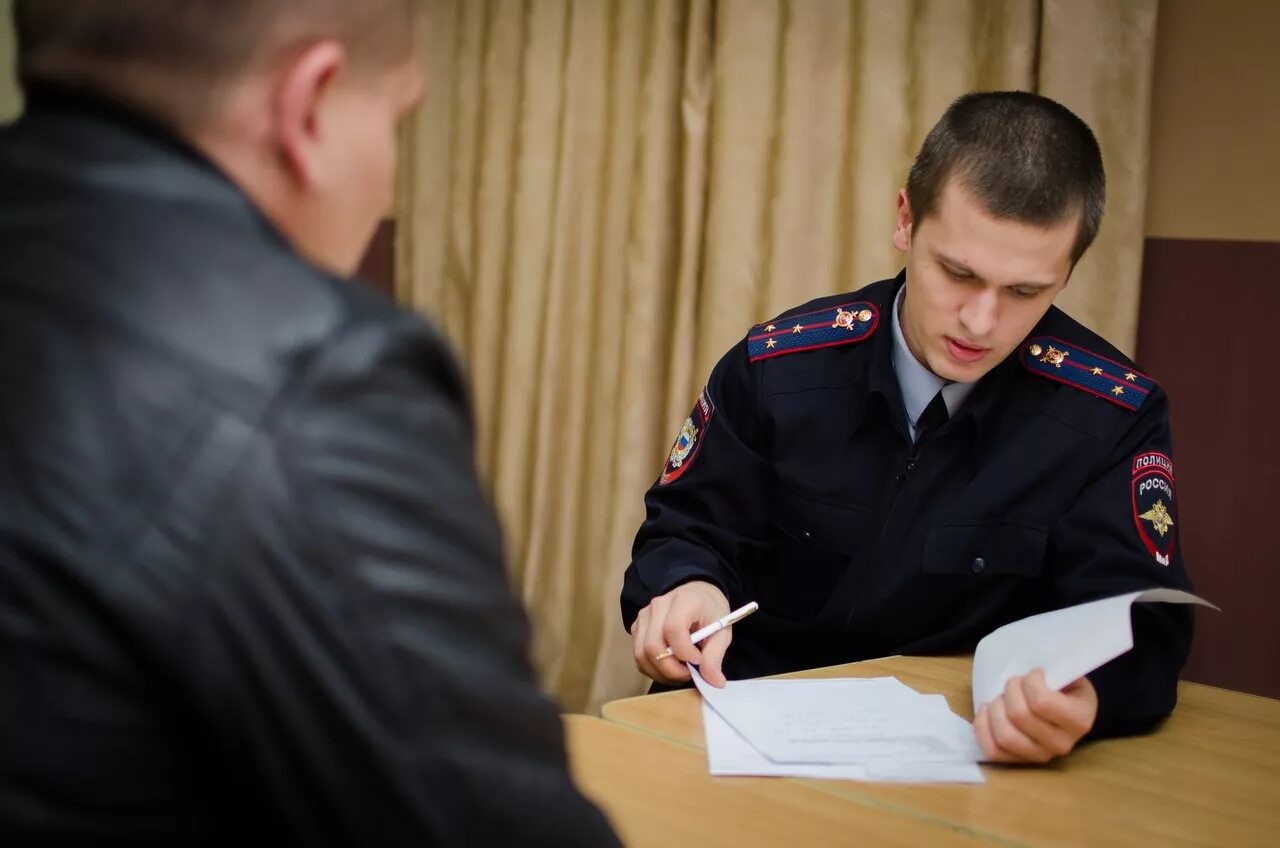 Потерпевшего забрали в. Допрос в полиции. Следователь на допросе. Следователь допрашивает. Допрос обвиняемого полиция.