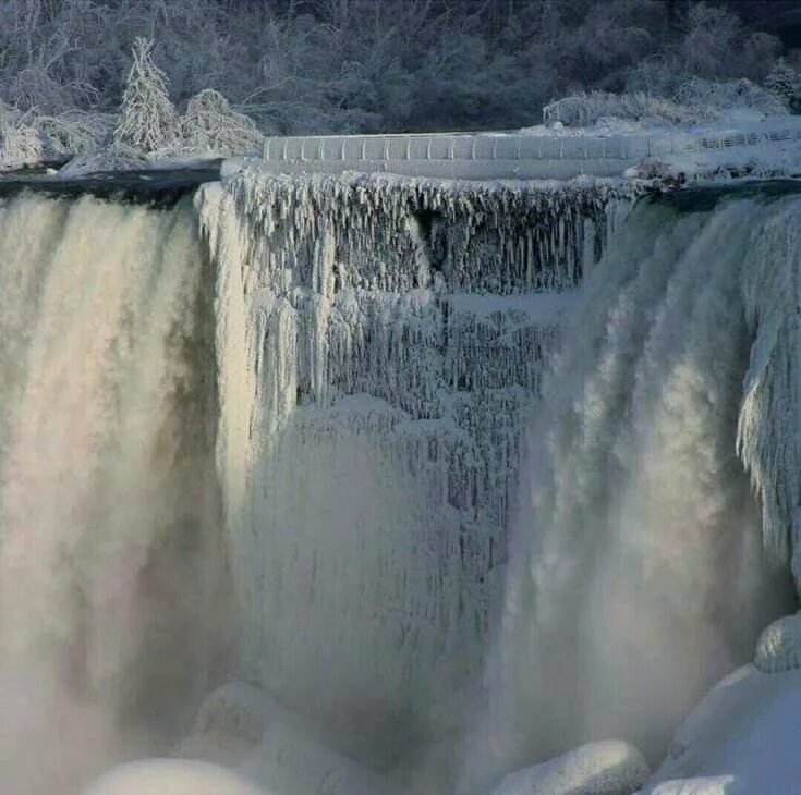 Ниагарский водопад зимой. Кусье-александровский водопад. Водопад зимой. Замёрзший водопад ридо, канада. Ниагара фоллс зимой.