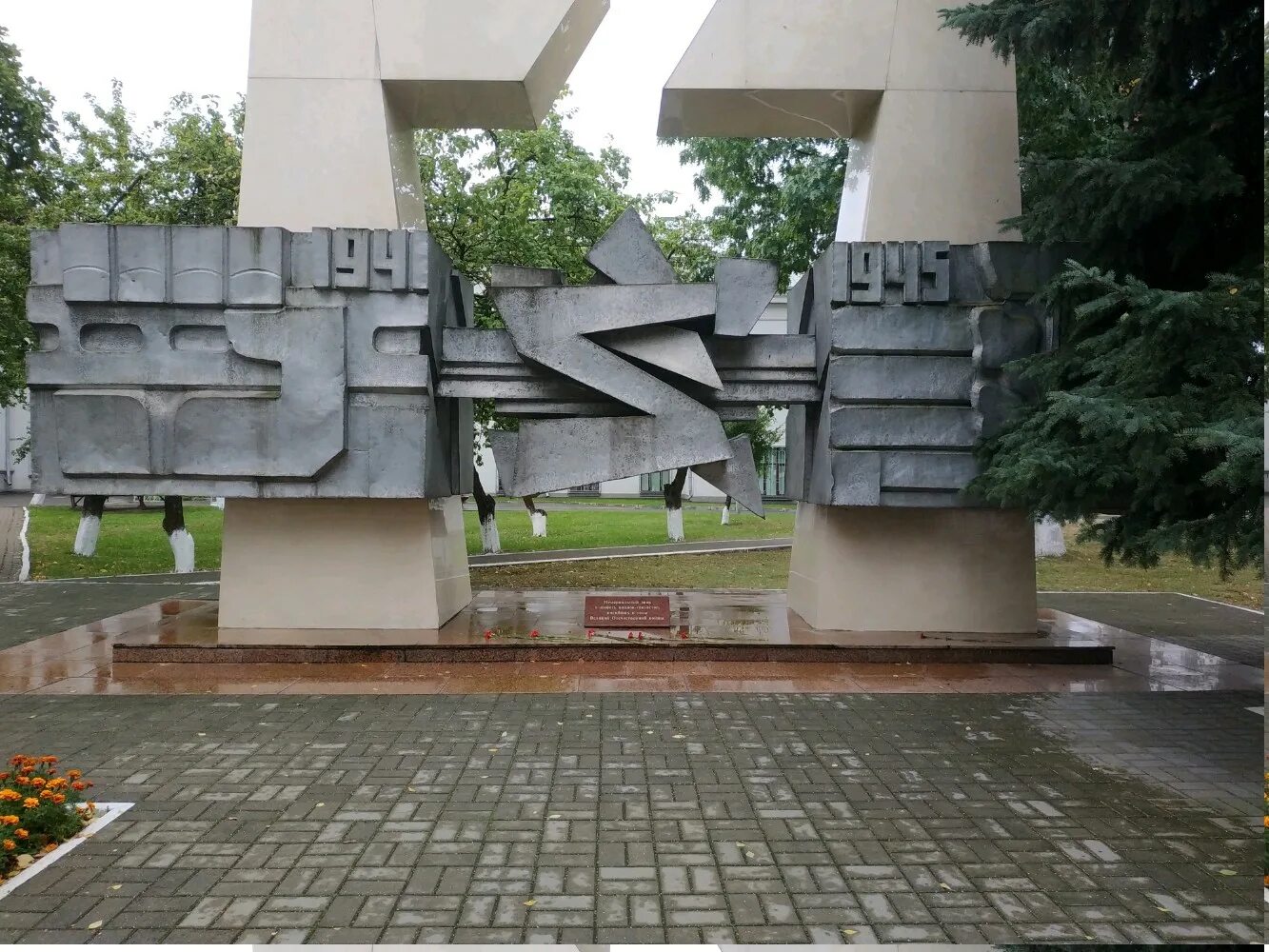 Связистов минск. Мемориальный комплекс в Минске. Памятник войне в Минске. Монумент Беларусь Минск. Мемориал Минск в Белоруссии.