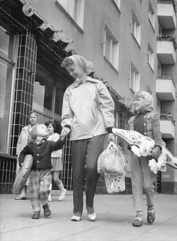 Мама и взрослые дети. Три поколения женщин. Домашний немецкое мама. Scandinavian mom. Мама и дочка.