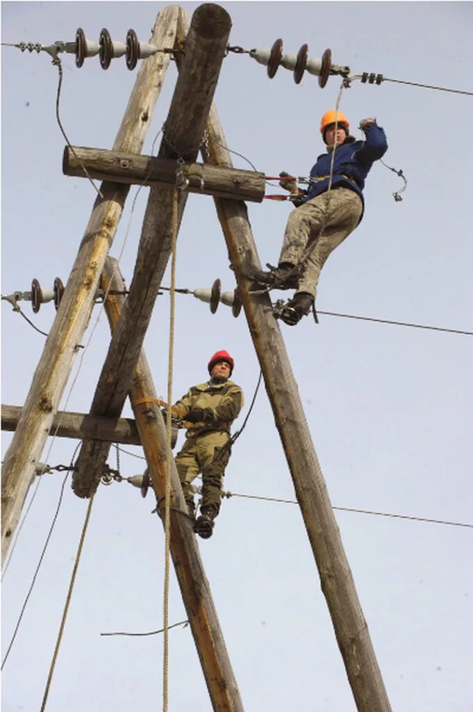 электромонтажник на опоре. электрик линейщик. работа электромонтер линейщик. волс 110 кв. электромонтер воздушных линий.