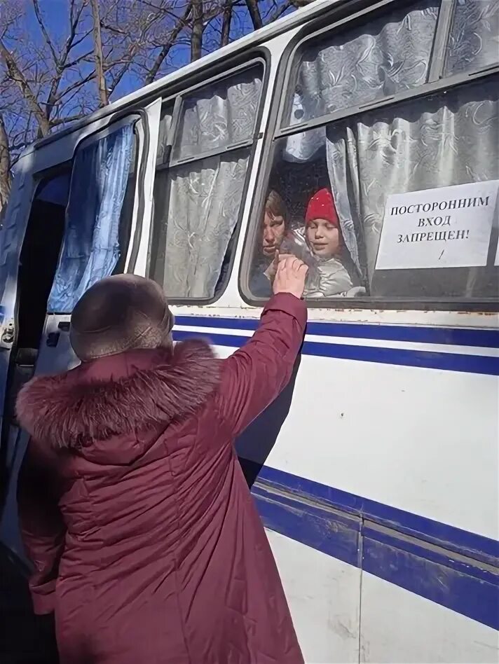 Ждать следующего автобуса. Ровеньки эвакуация. Пожар автобуса в Ровеньках 2023. Фото ровенчан.