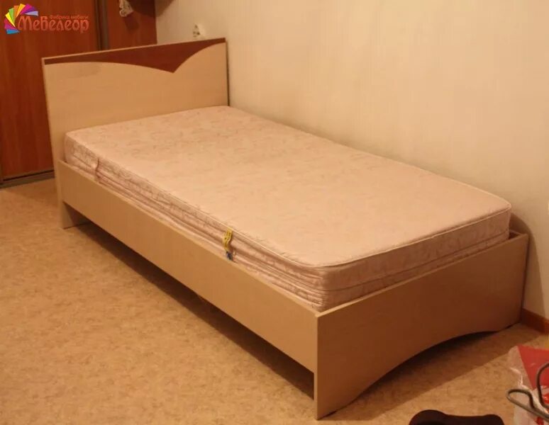 Кровать полуторка авито. Кровать полуторка с матрасом. Кровать полуторка с матрасом Размеры. Евро полуторка кровать. Полуторная кровать с подлокотниками.