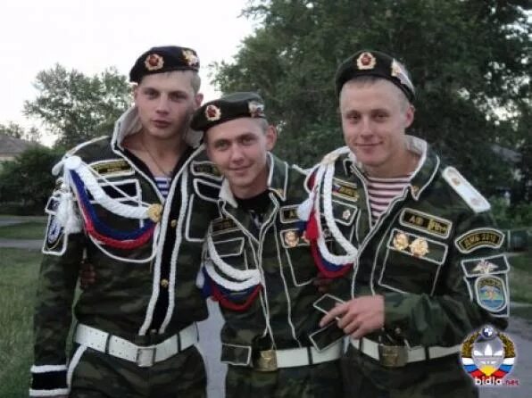 Дембель в бою. Дембеля россии. дембеля рф. дембельский берет черный. дембель черная форма.