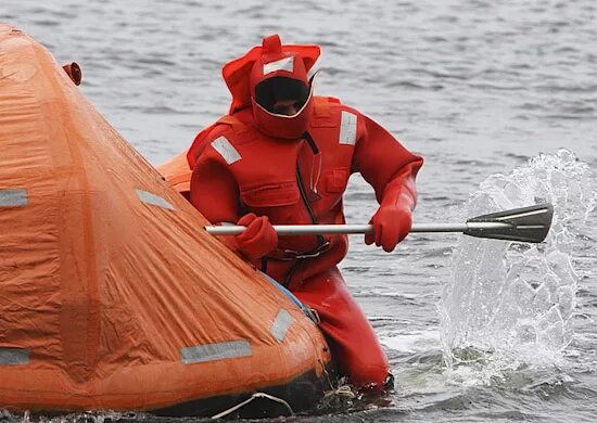Спасательный костюм. Спасательный костюм ВМФ. Спасательный плотик ВМФ. Весла на спасательном плоту.