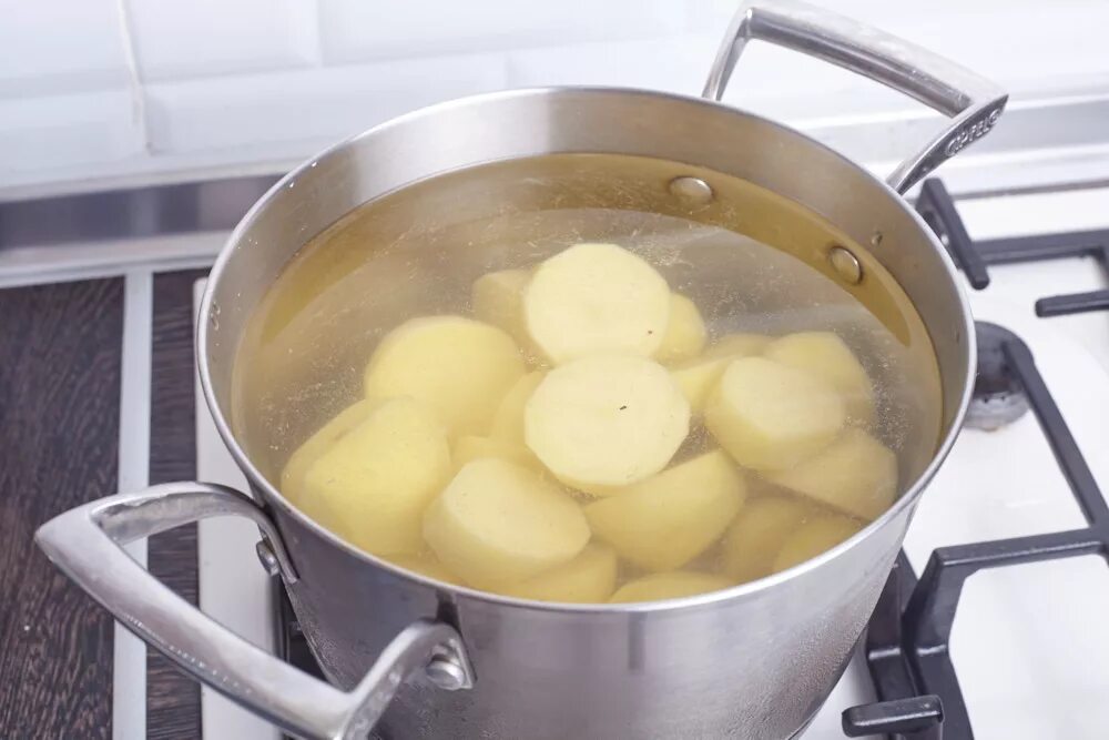 Сколько делать картошку. Картошка в кастрюле. Варка картофеля. Картофель отварной в кастрюле. Картошка варится.