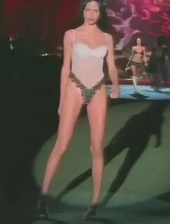 Адриана Лима расплакалась на показе Victoria's Secret.