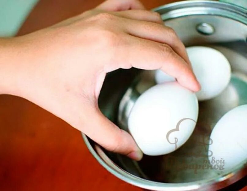 Мыть ли куриные яйца. Мыть куриные яйца. Яичная вода. Кладем яичко. Обработка вареных яиц.