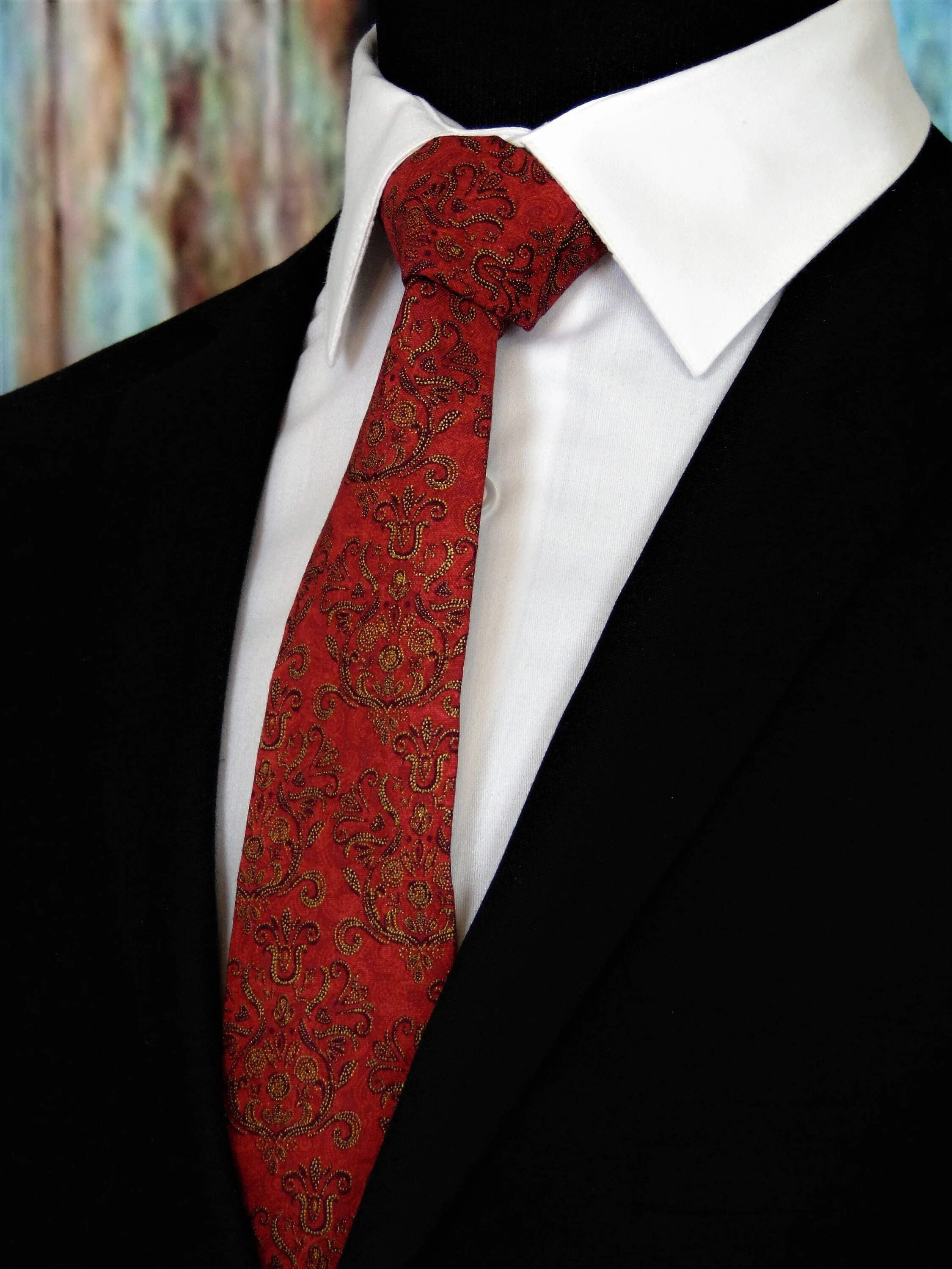 Галстуки мужские красные. Красный галстук. Галстук черно красный. Галстук красный мужской. Костюм с красным галстуком.
