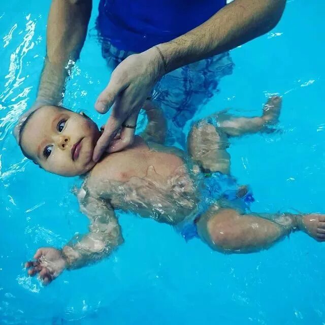 Грудничковое плавание с какого. Плавание младенцев. Груднички в бассейне занятия. Плавание для грудничков. Бассейн для малышей.