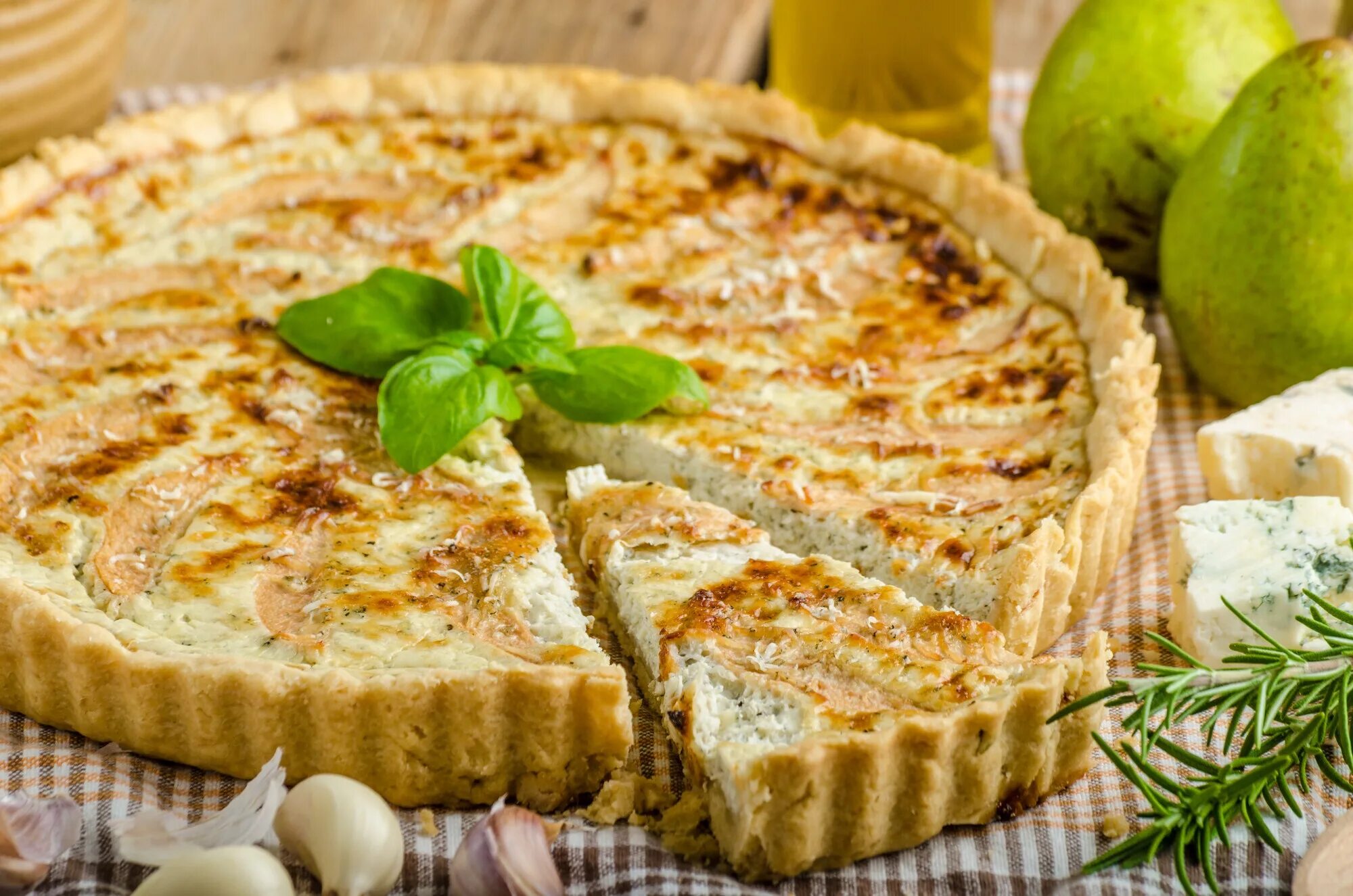 Пирог с грушей и сыром. Грушевый тарт с сыром рокфор. тарт с грушей и сыром. пирог из груши и сыра. тарт с грушей и сыром бри.