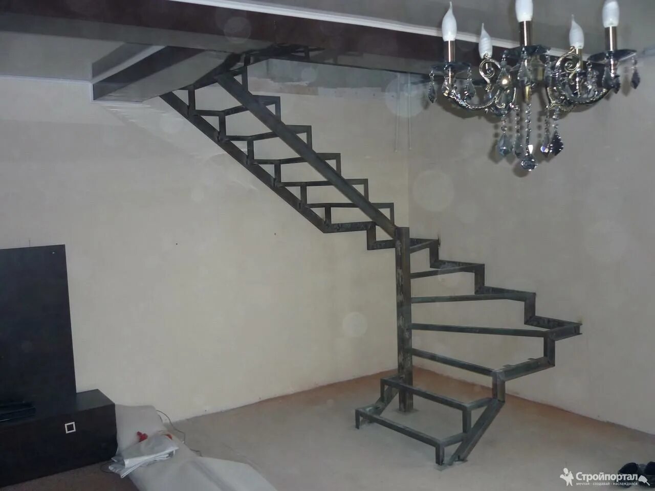 Поворотная лестница из металла. Лестница металлокаркас поворотная 180 с забежными ступенями. Лестница лэа 0109. Лестница на косоуре из металла с забежными ступенями поворот на 180. Лестница с забежными ступенями на 180 на металлокаркасе.
