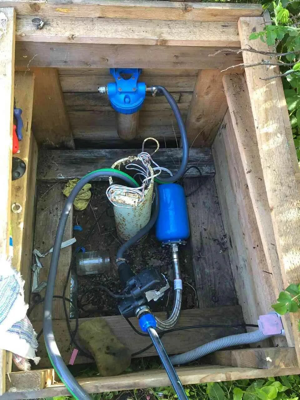 Завести воду скважина. Водопровод на даче из скважины. Летний водопровод на даче. Летний водопровод на даче из скважины. Система водопровода на даче.